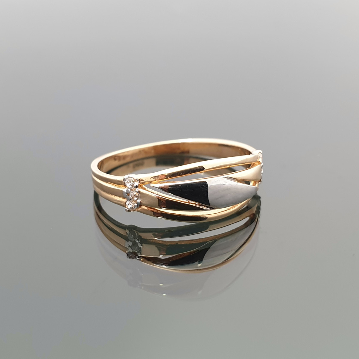 Auksinis žiedas dekoruotas balto aukso detalėmis (181) 1
