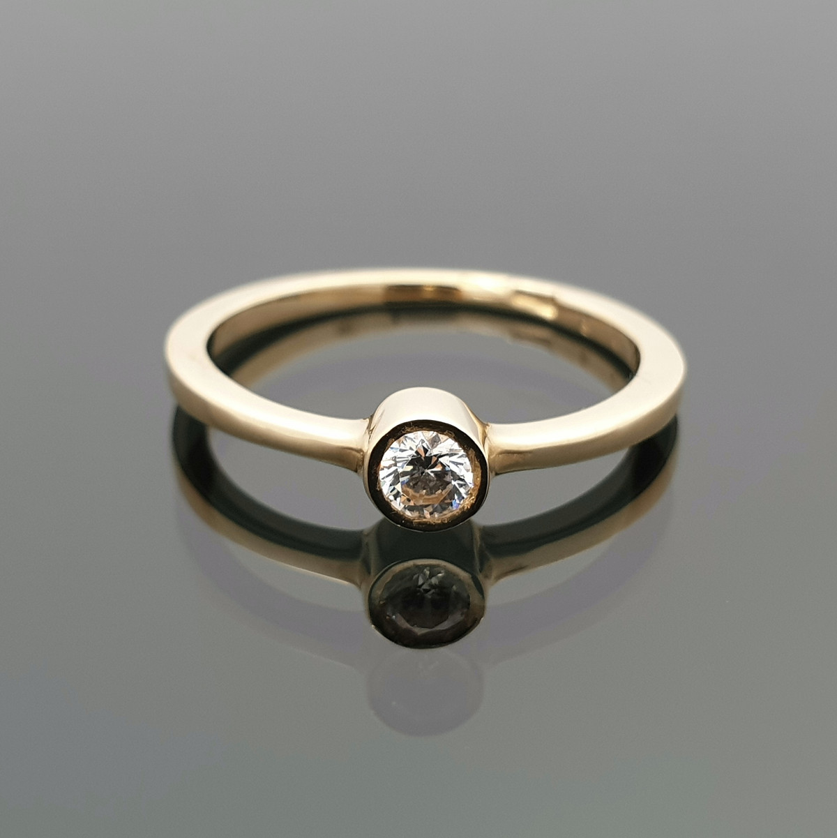 Auksinis žiedas dekoruotas cirkonio akute (209)