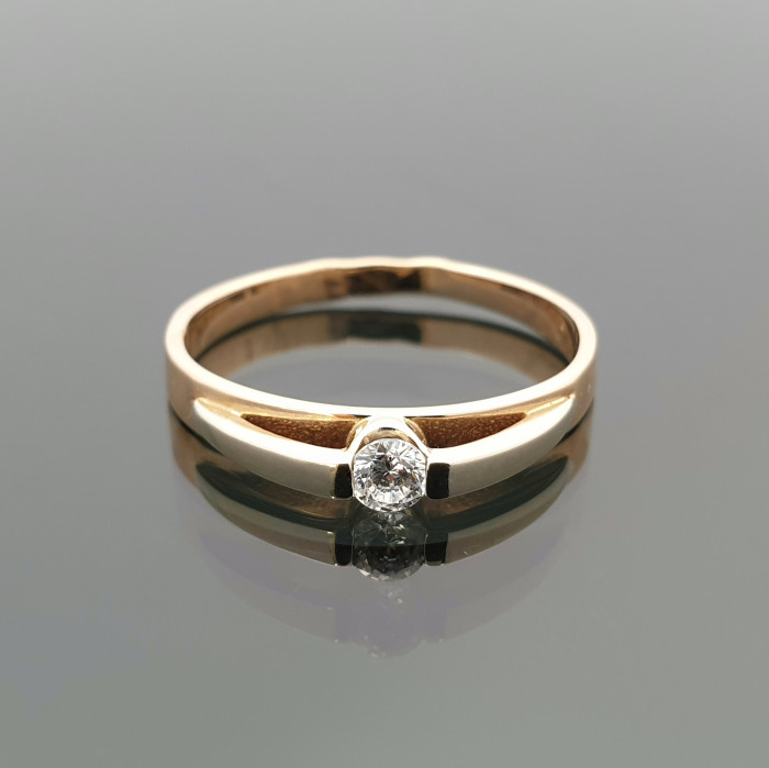 Išskirtinis žiedas dekoruotas balto aukso detalėmis ir cirkonio akute (218)