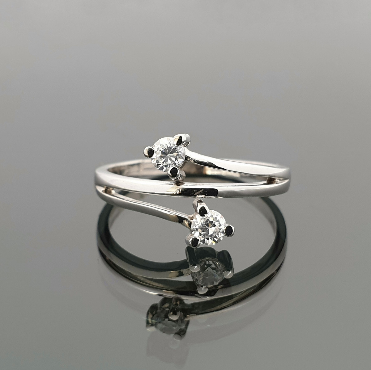 Balto aukso sužadėtuvių žiedas dekoruotas cirkonio akute (239)