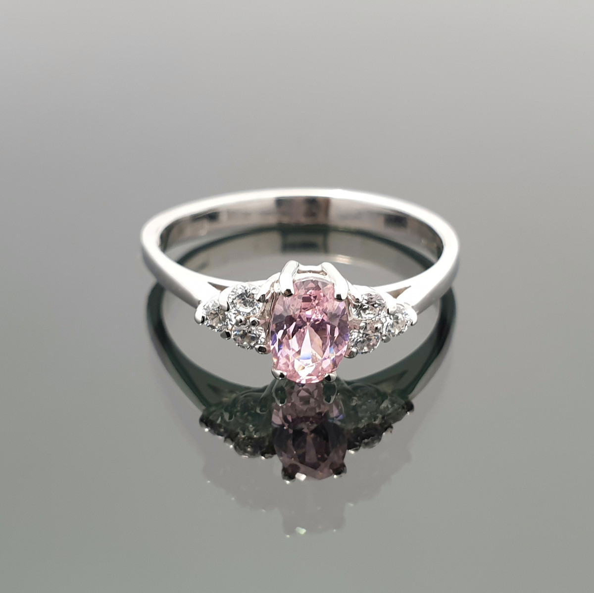 Balto aukso žiedas dekoruotas rožinio cirkonio akute  (254) 1