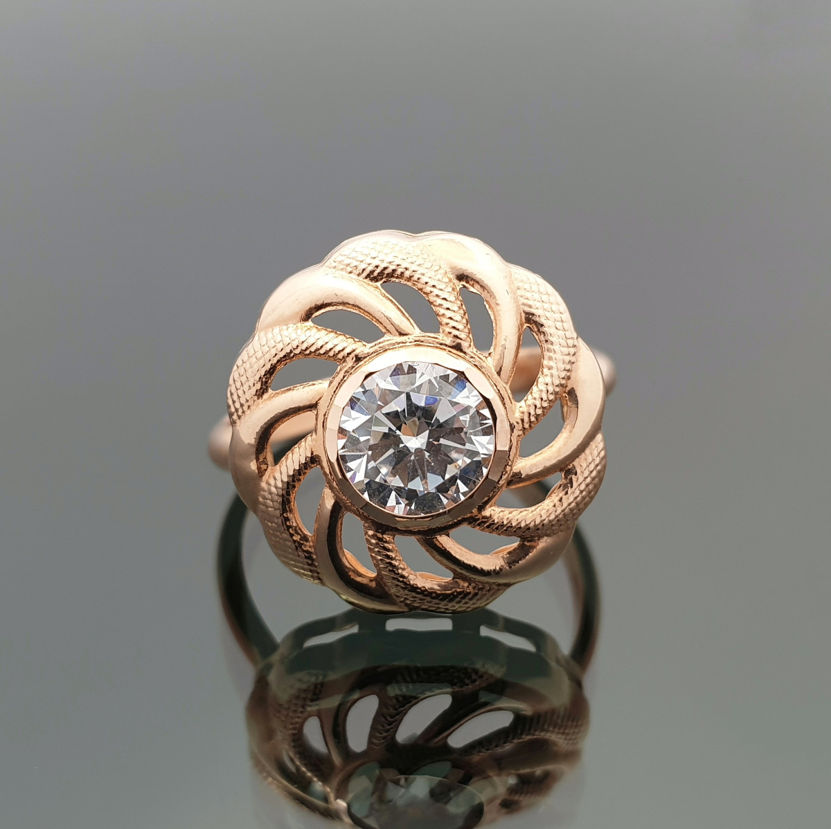 Auksinis žiedas dekoruotas cirkonio akutėmis (33) 1