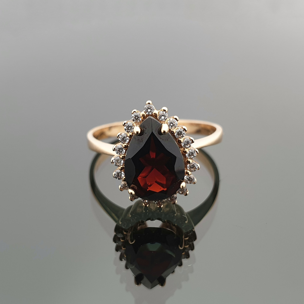  Elegant gold ring with burgundy hole (46) 1