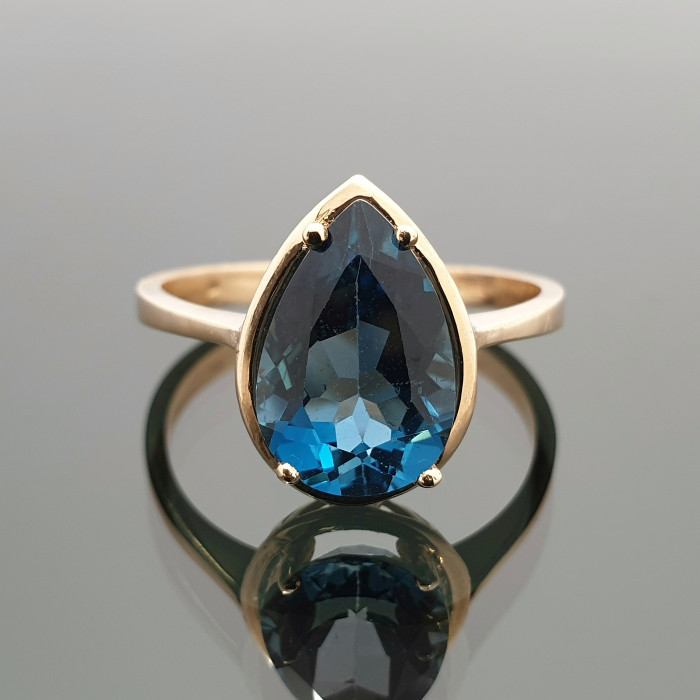 Auksinis žiedas dekoruotas didele mėlyna cirkonio akute (52)
