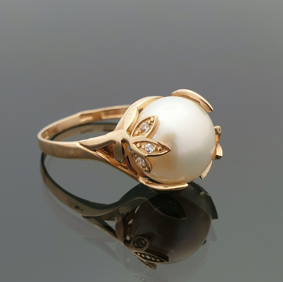 Elegantiškas auksinis žiedas dekoruotas perlu (38) 1