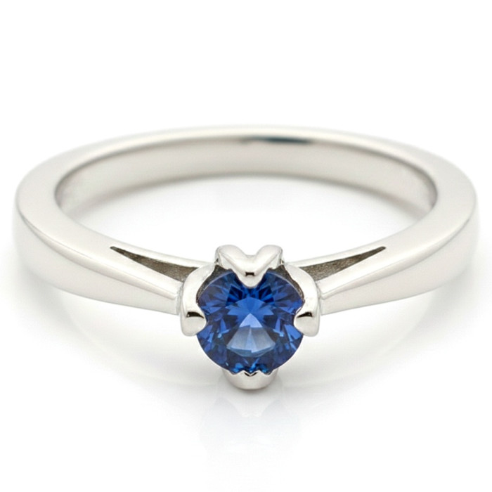 White gold ring decorated with blue sapphire (1178)