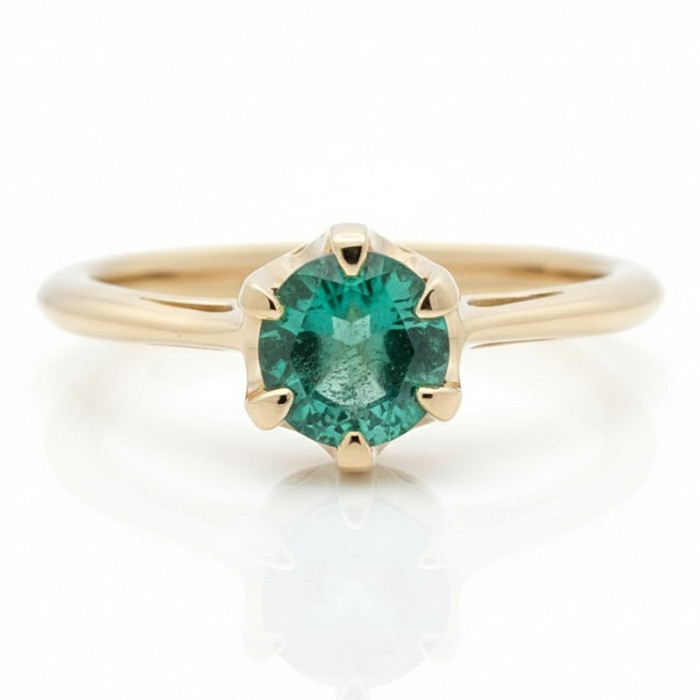  Gold ring decorated with an emerald (1472)