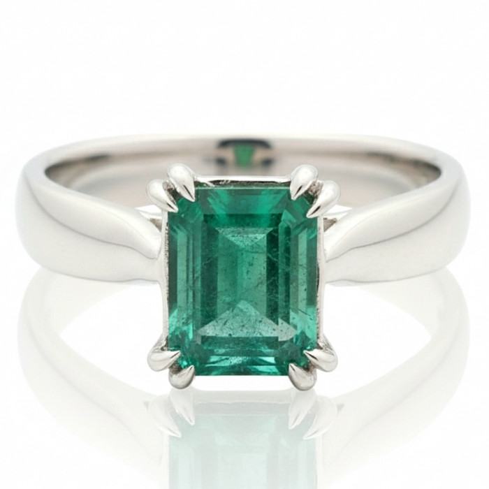  White gold ring decorated with an emerald (1474)