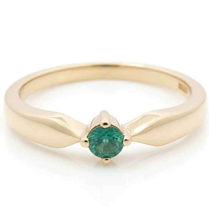  Yellow gold ring decorated with an emerald (1485)