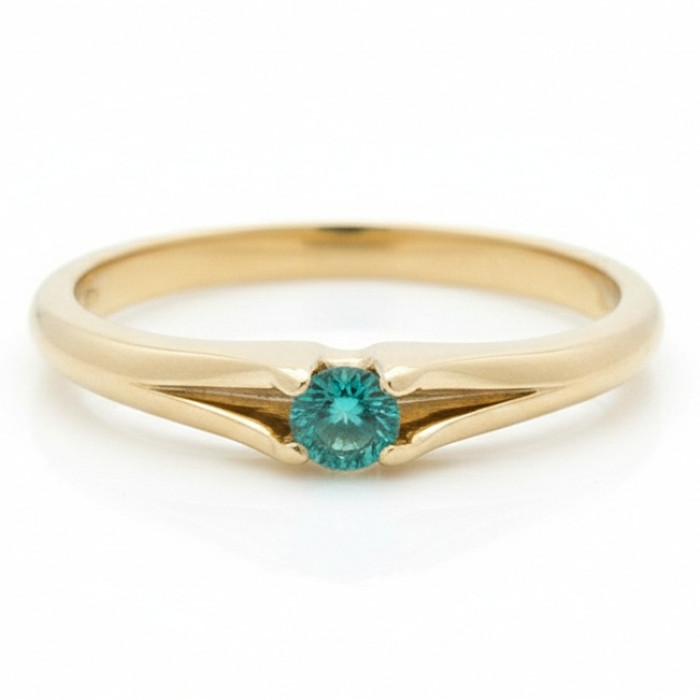  Yellow gold ring decorated with an emerald (1493)