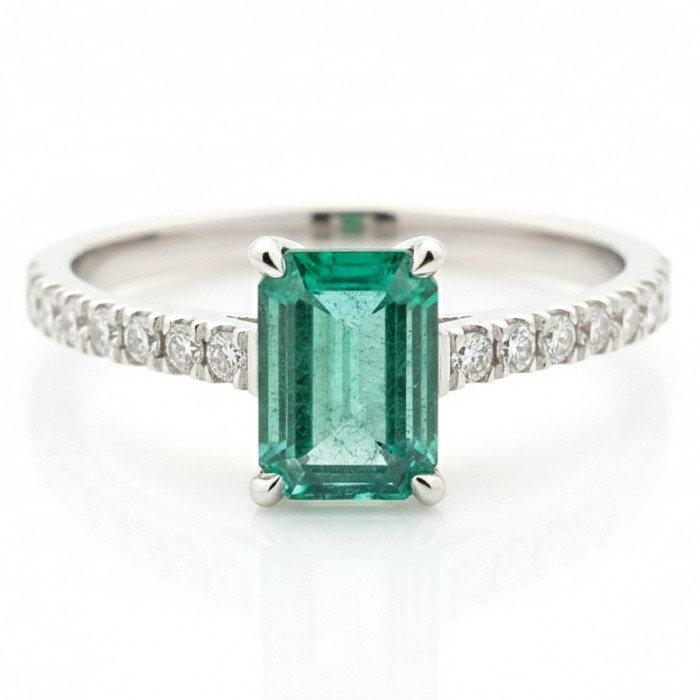  White gold ring decorated with emeralds and diamonds (1549)