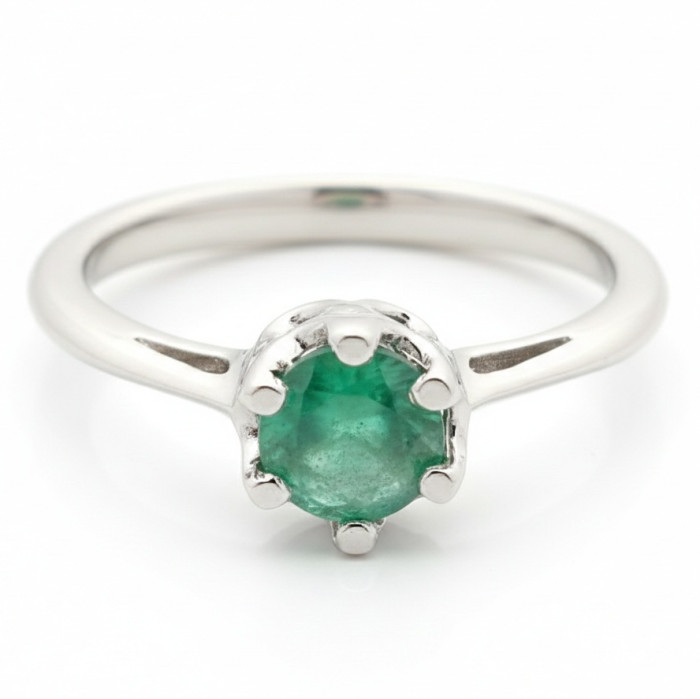 White gold ring with an emerald (1569)