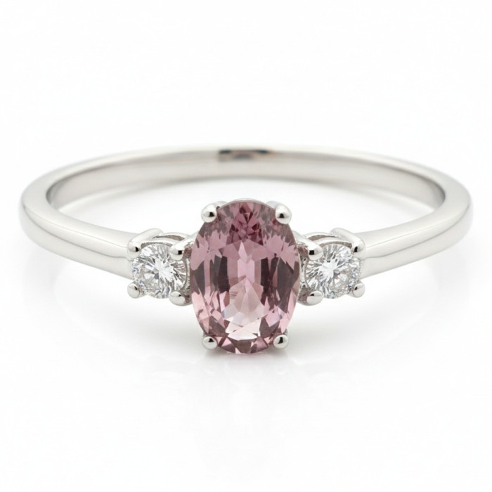  Gold ring decorated with sapphire and diamonds (1581)