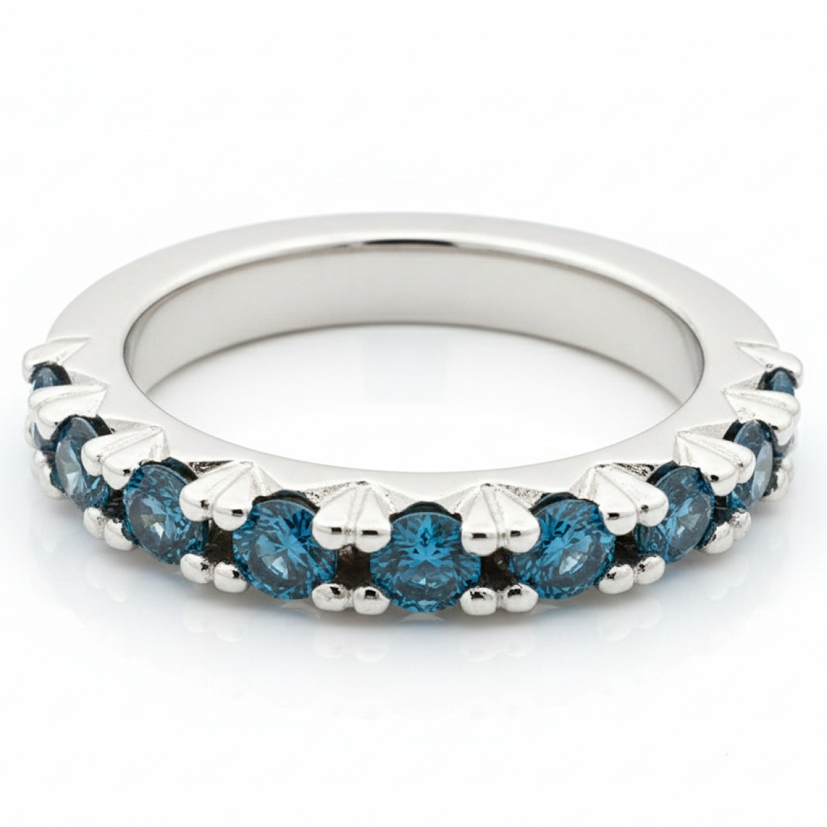 Izsmalcināts gredzens ar zilu dimantu joslu (1895), Sieviešu gredzeni, Zelta standarts: 585, Produkta foto svars: 5.62 g, Dārgakmeņi: Dimants, Dārgakmens svars ct.: 0.70-1.50 ct, Dārgakmens svars: 1.10 ct, Linuma acu skaits: 10 vnt. - Rotājumlietas internetā