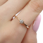 Saderināšanās gredzens ar briljantu (2062), Klasiskie saderināšanās gredzeni, Zelta standarts: 585, Produkta foto svars: 1.92 g, Dārgakmeņi: Izcili, Dārgakmens svars ct.: 0.10-0.19 ct, Dārgakmens svars: 0.13 ct - Pielāgotas rotājumlietas