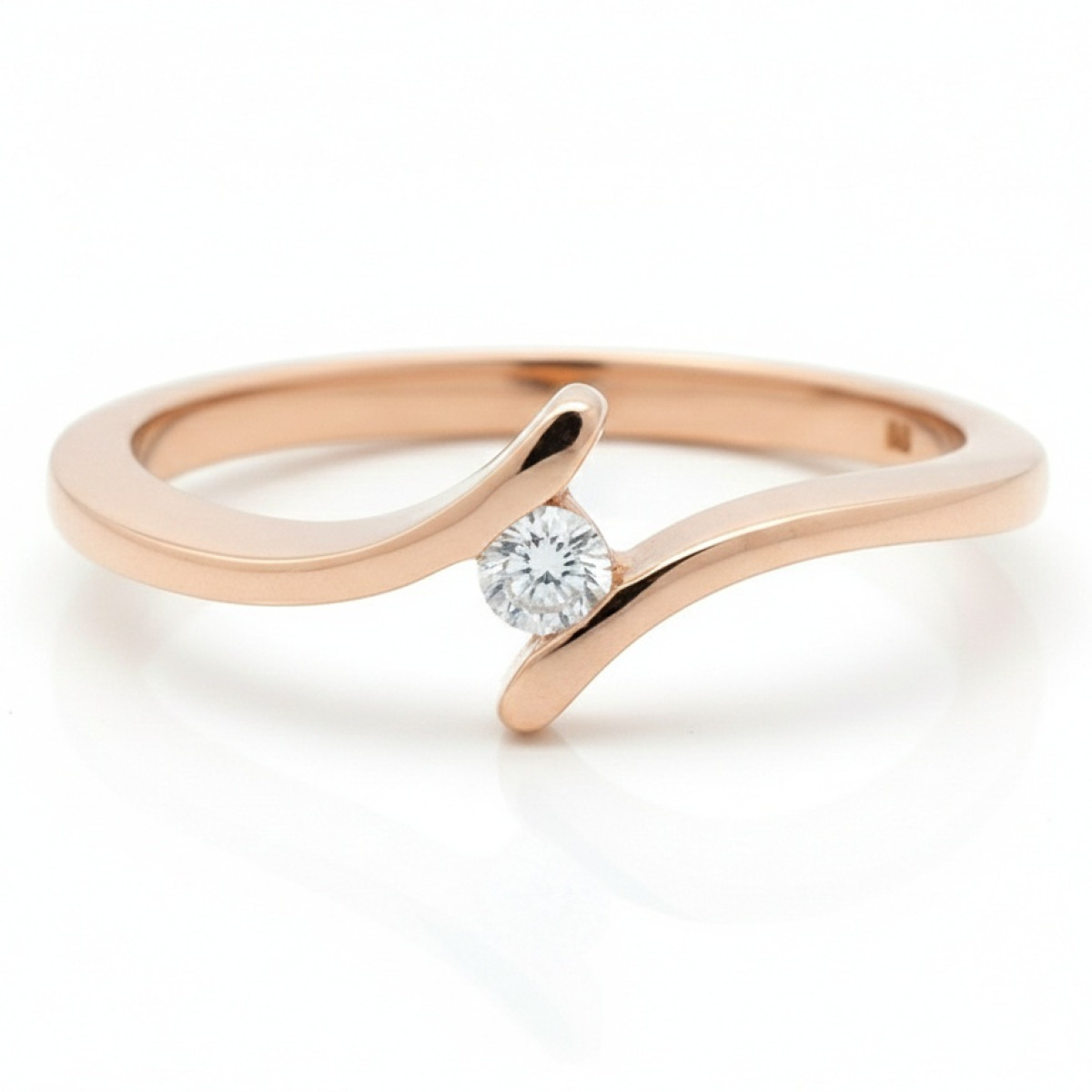 Saderināšanās gredzens ar briljantu (2077), Mūsdienīgi saderināšanās gredzeni, Zelta standarts: 585, Produkta foto svars: 2.68 g, Dārgakmeņi: Izcili, Dārgakmens svars ct.: 0.01-0.09 ct, Dārgakmens svars: 0.06 ct - Rotājumlietas internetā