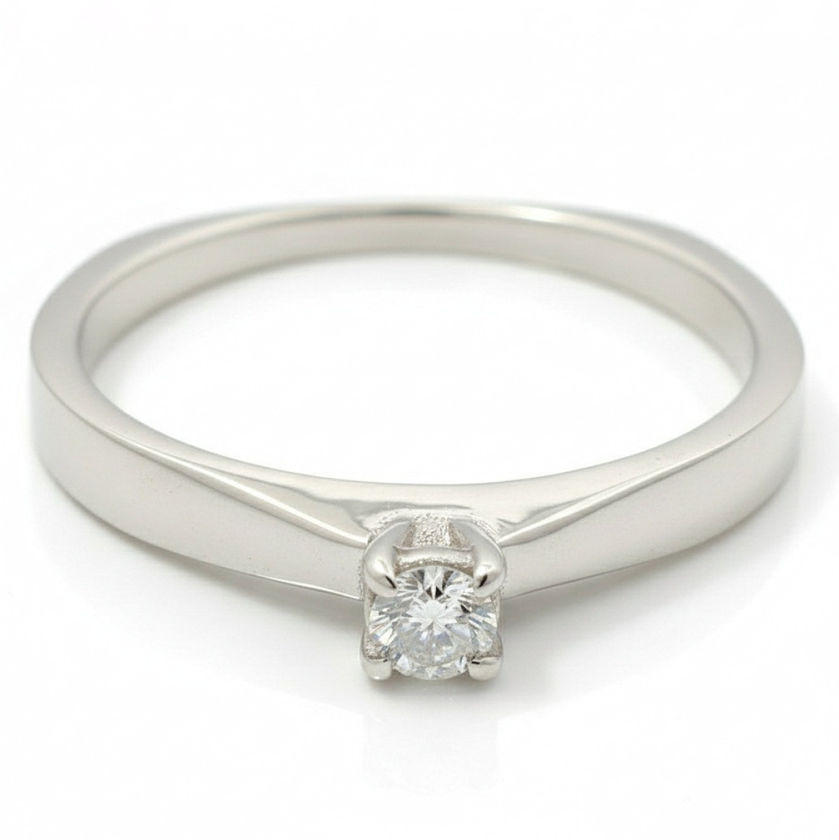 Saderināšanās gredzens no baltā zelta ar dimantu (2081), Klasiskie saderināšanās gredzeni, Zelta standarts: 585, Produkta foto svars: 2.15 g, Dārgakmeņi: Izcili, Dārgakmens svars: 0.07 ct, Dārgakmens svars ct.: 0.01-0.09 ct - Rotājumlietas internetā