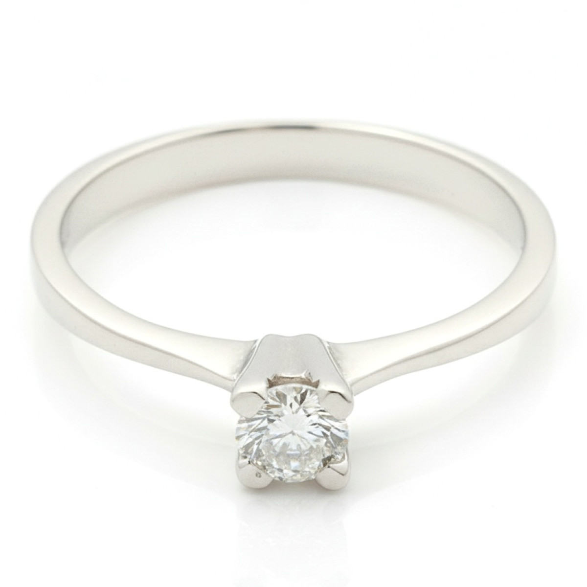 Baltā zelta saderināšanās gredzens ar dimantu (2088), Klasiskie saderināšanās gredzeni, Zelta standarts: 585, Produkta foto svars: 1.61 g, Dārgakmeņi: Izcili, Dārgakmens svars: 0.13 g, Dārgakmens svars ct.: 0.10-0.19 ct - Rotājumlietas internetā