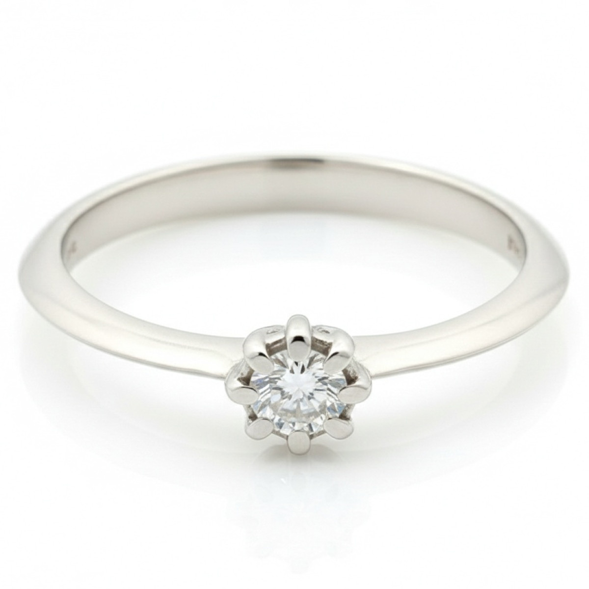 Saderināšanās gredzens no baltā zelta ar dimantu (2138), Klasiskie saderināšanās gredzeni, Zelta standarts: 585, Produkta foto svars: 1.63 g, Dārgakmeņi: Izcili, Dārgakmens svars ct.: 0.10-0.19 ct, Dārgakmens svars: 0.11 ct - Rotājumlietas internetā