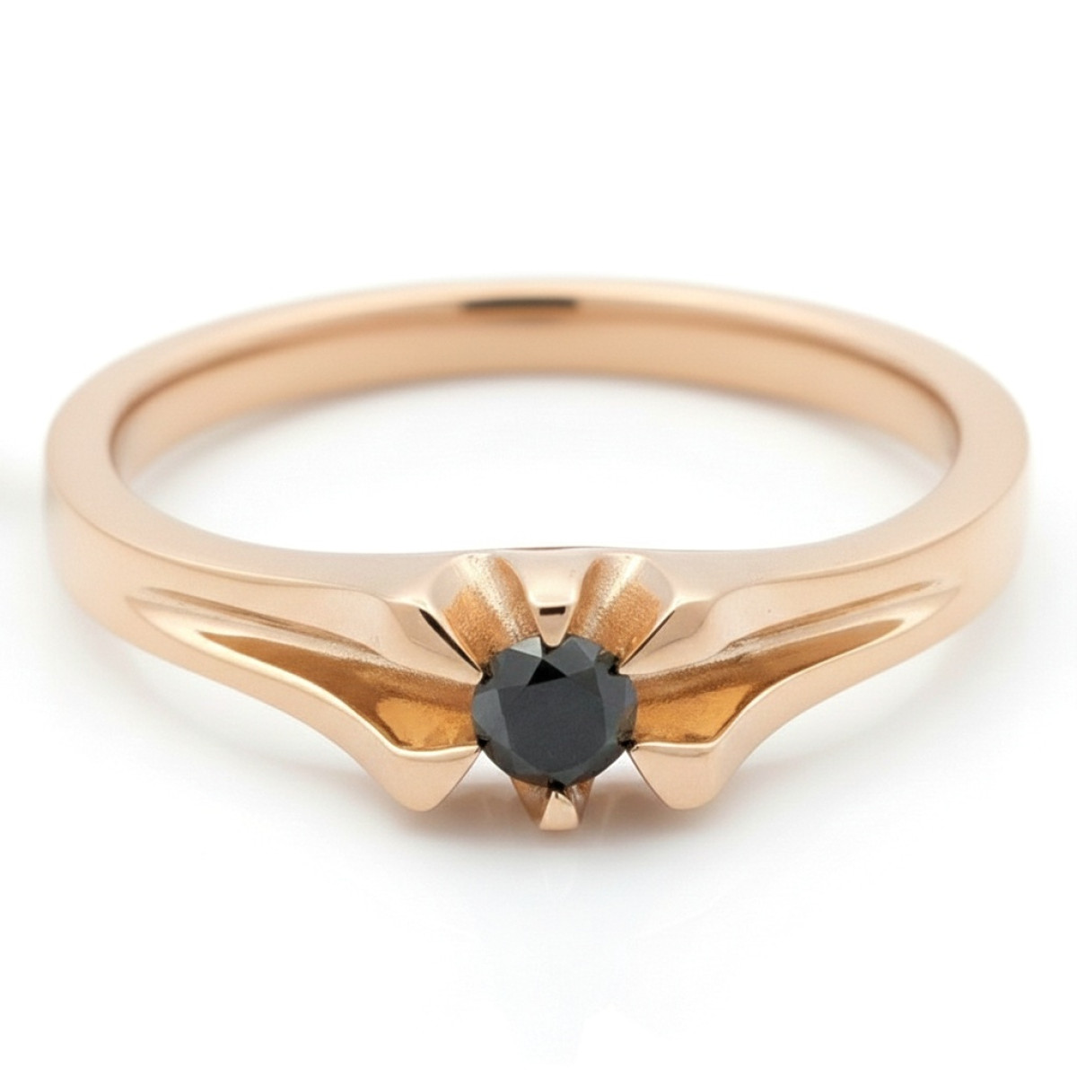 Zelta gredzens ar melnu dimantu "Sotera" (2185), Sieviešu gredzeni, Zelta standarts: 585, Produkta foto svars: 3.53 g, Dārgakmeņi: Dimants, Dārgakmens svars ct.: 0.10-0.19 ct, Dārgakmens svars: 0.13 ct - Rotājumlietas internetā