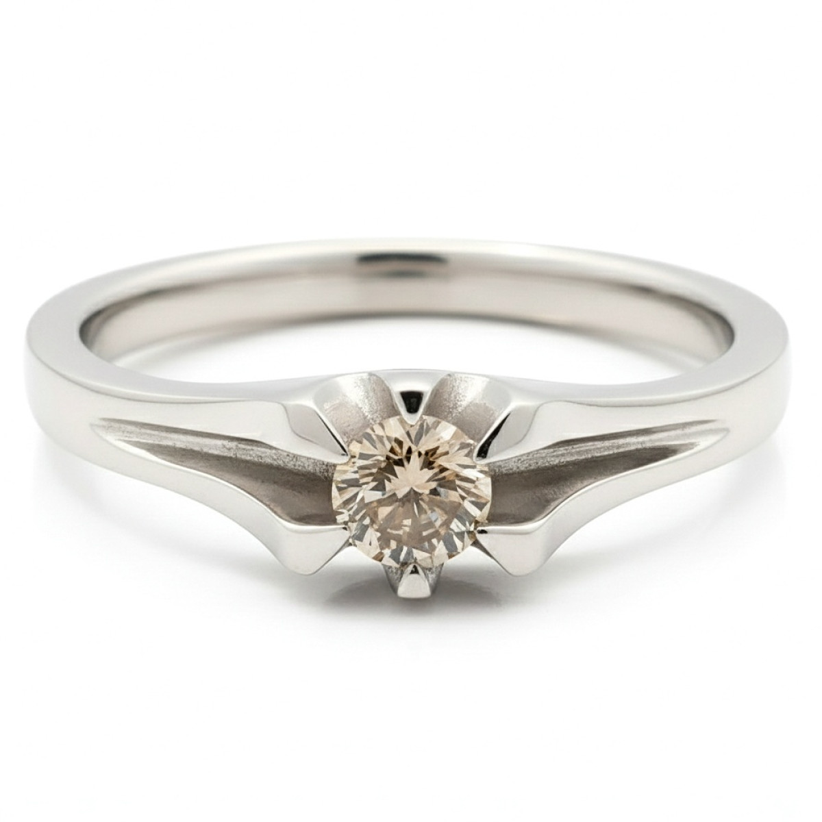 Baltā zelta gredzens ar konjaka dimantu "Sotera" (2190), Klasiskie saderināšanās gredzeni, Zelta standarts: 585, Produkta foto svars: 3.44 g, Dārgakmeņi: Izcili, Dārgakmens svars ct.: 0.10-0.19 ct, Dārgakmens svars: 0.16 ct - Rotājumlietas internetā