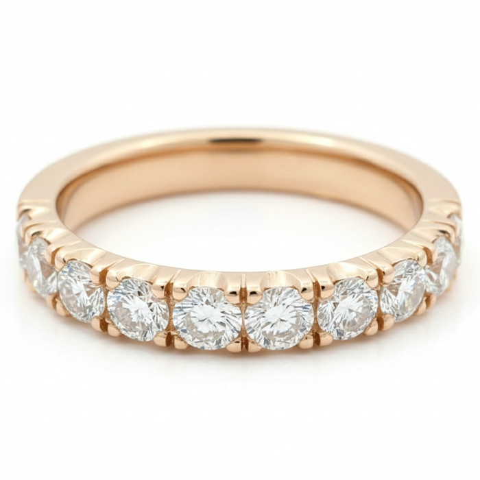 Luxury gold ring decorated with a diamond band (2200)