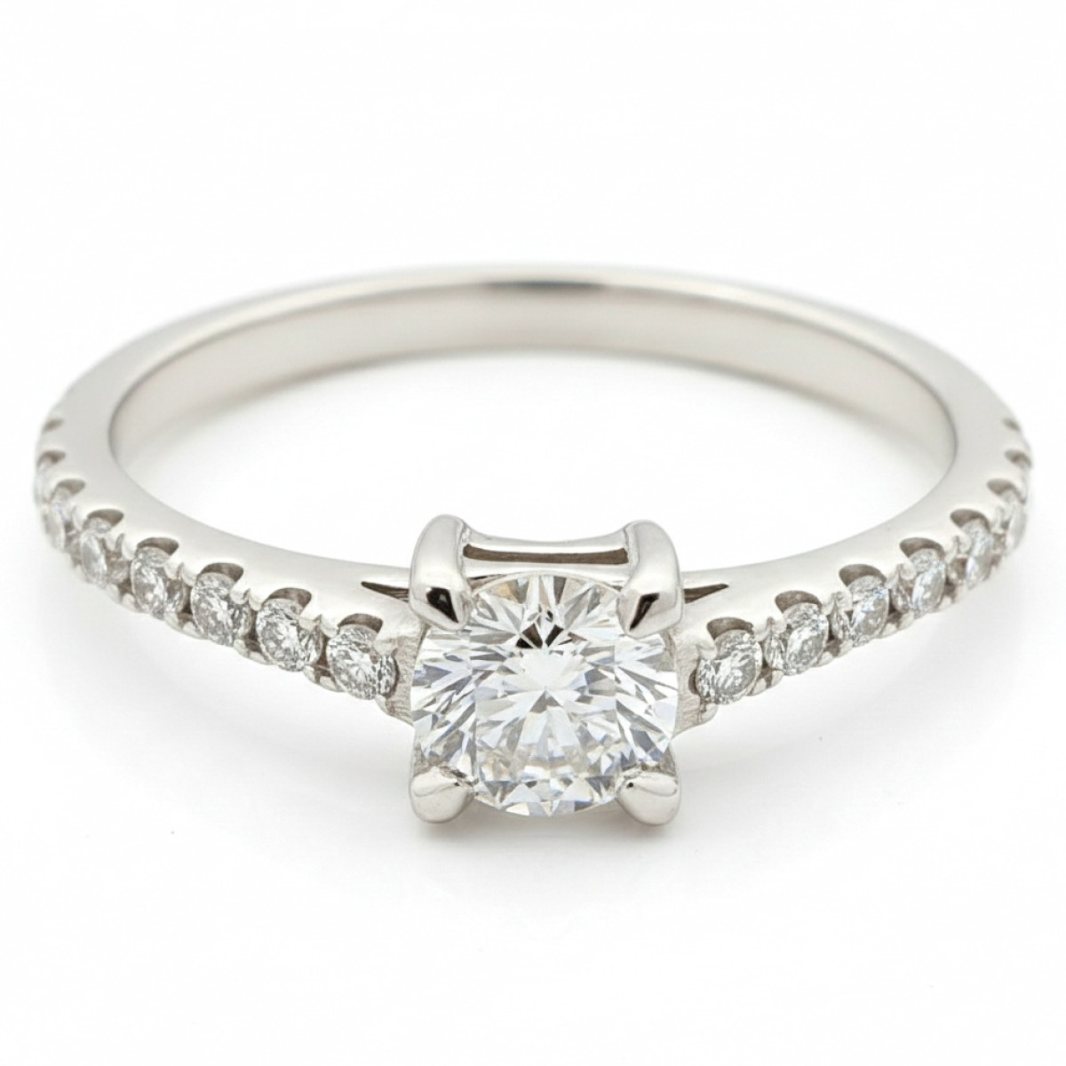 Baltā zelta saderināšanās gredzens ar dimantiem (2328), Mūsdienīgi saderināšanās gredzeni, Zelta standarts: 585, Produkta foto svars: 1.52 g, Dārgakmeņi: Izcili, Dārgakmens svars ct.: 0.30-0.69 ct, Dārgakmens svars: 0.28 ct (GIA sertifikatas), Papildu dārgakmeņu svars: 0.14 ct - Rotājumlietas internetā