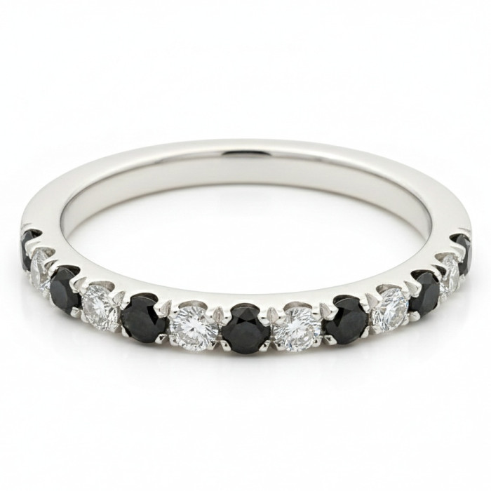  White gold ring decorated with white and black diamonds (1705)