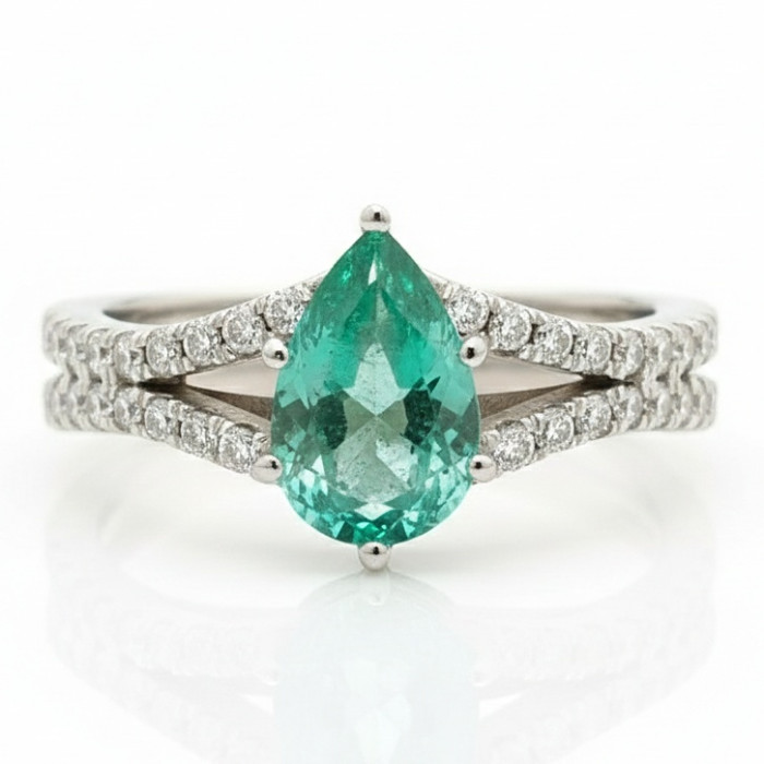 Luxury White Gold Ring with Pear Emerald and Diamonds (2604)