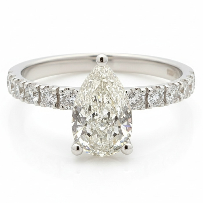 Luxurious engagement ring with a "Pear cut" diamond (2907)