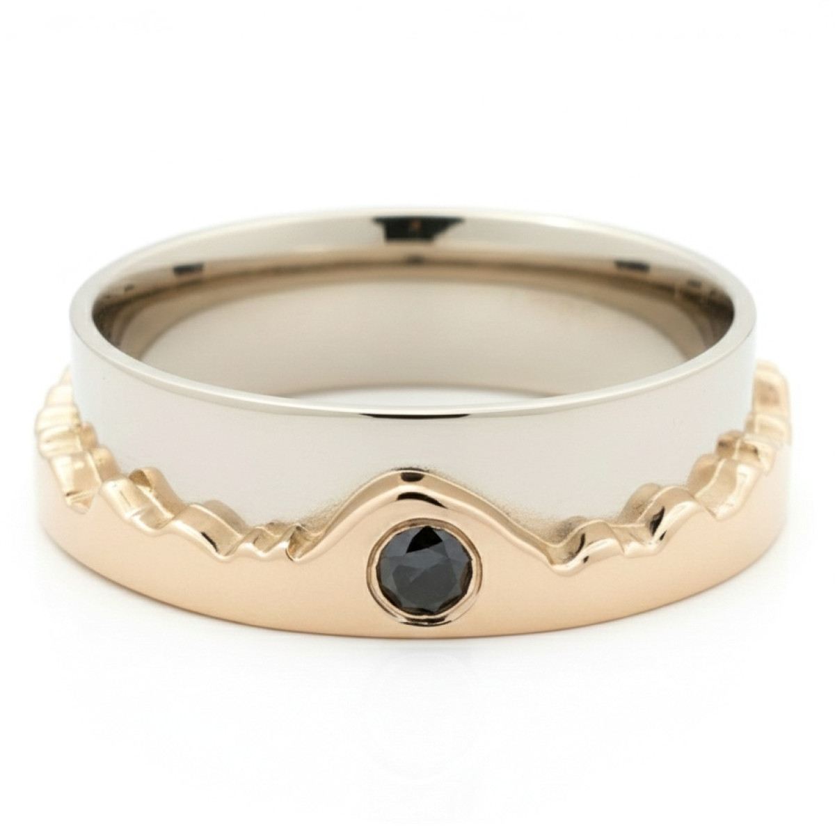 Zelta gredzens ar melno dimantu (2034), Vīriešu gredzeni, Zelta standarts: 585, Produkta foto svars: 9.95 g, Dārgakmeņi: Dimants, Dārgakmens svars ct.: 0.10-0.19 ct, Dārgakmens svars: 0.13 ct - Rotājumlietas internetā