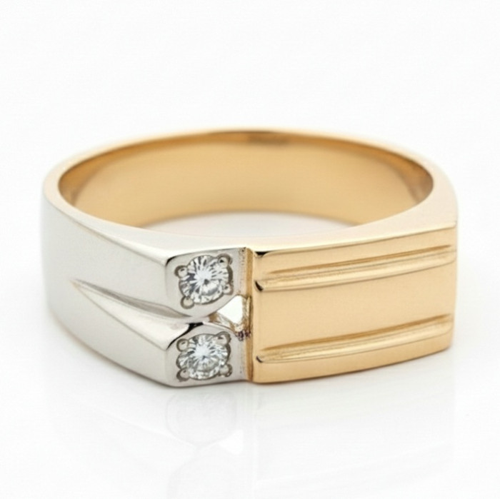  Men's gold ring decorated with diamonds (658)