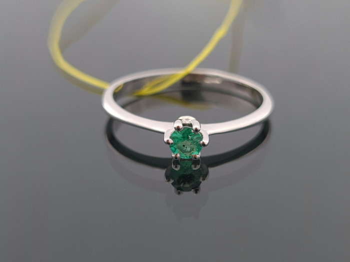 Balto aukso žiedas su smaragdu "Žalumos grožis" (605)
